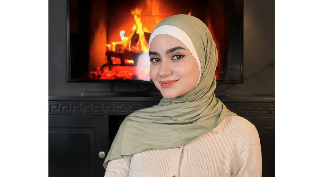 Kombinasi warna yang kontras antara ciput dan hijab.