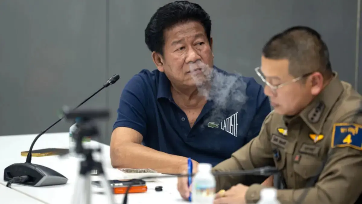 Mantan anggota parlemen Chalong Riewrang di kantor polisi di provinsi Nonthaburi, Thailand, setelah ditangkap atas aksi penembakan. (Arnun Chonmahatrakool/Thai News Pix)