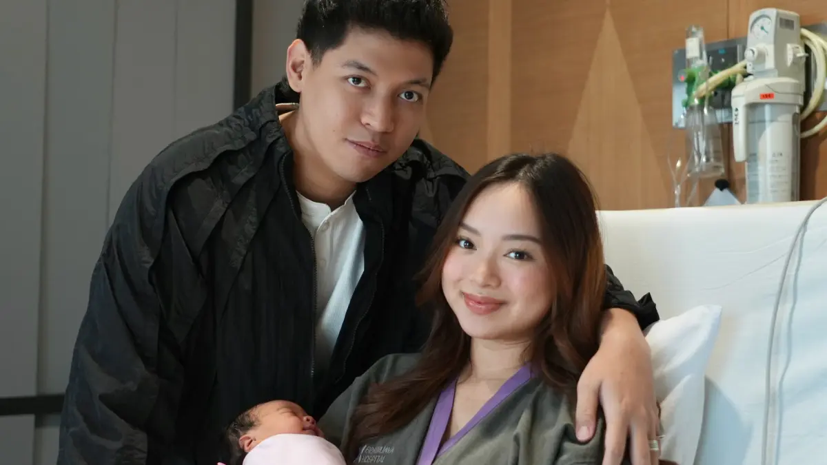 Nabilah Rahman Dozan bersama suami dan putrinya, Zaltana Khaivela Minerva Rahman, setelah melahirkan. (Instagram/@nabilahrdz)