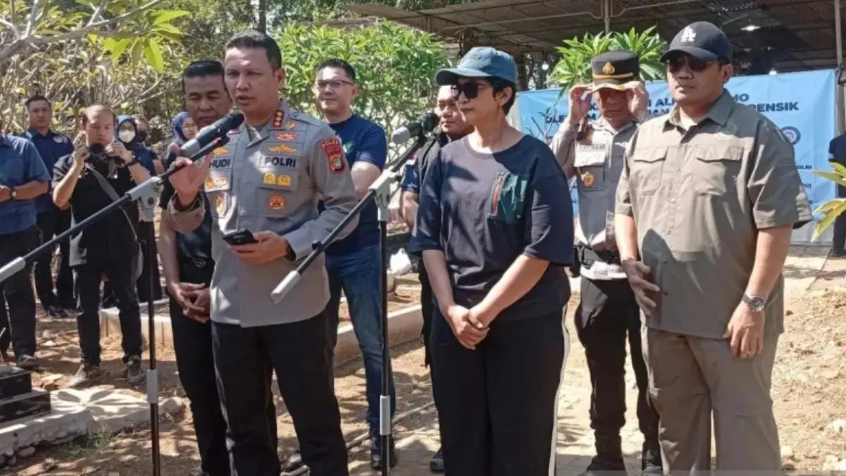 Kabid Humas Polda Metro Jaya Kombes Pol Budi Hermanto dan Ketua PDFMI Brigjen Pol Sumy Hastry Purwanti memberi keterangan pers terkait persiapan pelaksanaan ekshumasi makam Sutrimo di Pemahaman Bantaragung, Desa Wlahar, Kecamatan Wangon, Kabupaten Banyumas, Jawa Tengah, Rabu (12/8/2026). (ANTARA/Sumarwoto)