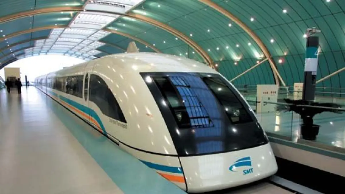 Shanghai Maglev merupakan kereta berbasis teknologi levitasi magnetik yang menghubungkan Longyang Road dengan Bandara Internasional Pudong. Kereta ini mampu melaju hingga sekitar 430 km/jam. (Pinterest)