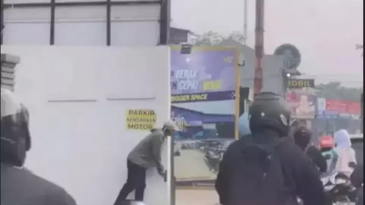 Tangkapan layar video pria diduga menodongkan senjata di Jalan RE Martadinata Ciputat, Tangerang Selatan, yang viral. (Istimewa)