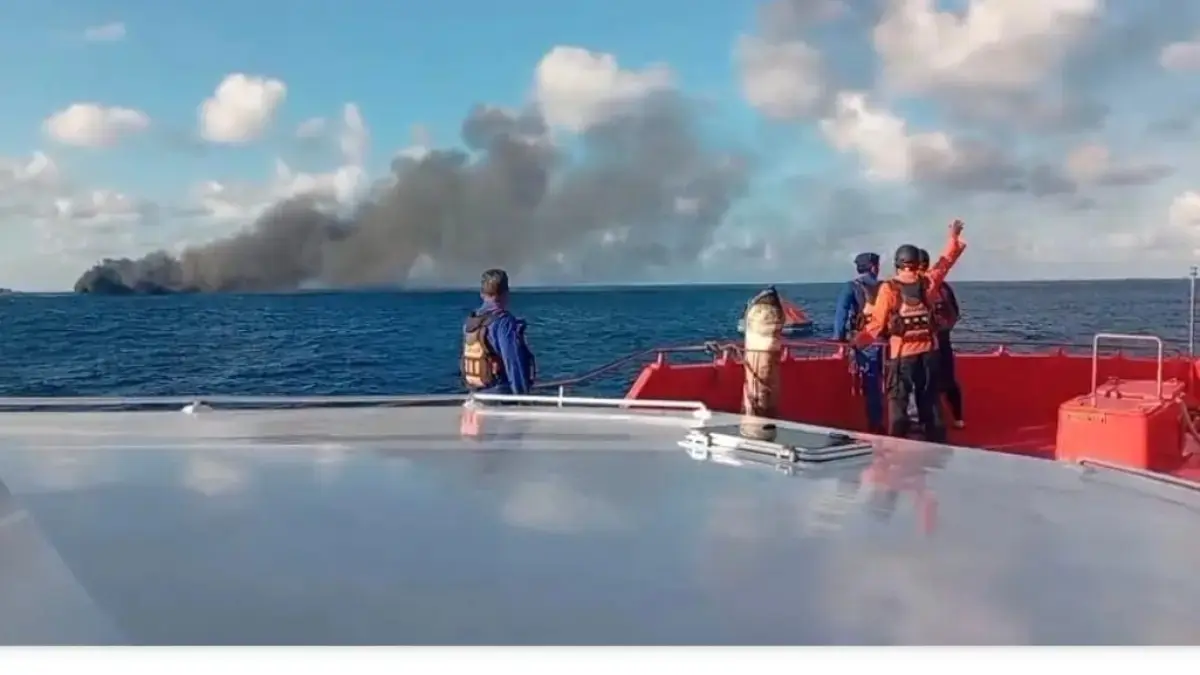 Tim SAR Gabungan melakukan evakuasi penumpang KMP Putri Yasmin yang terbakar di Selat Lombok pada Rabu (12/8). (Basarnas)