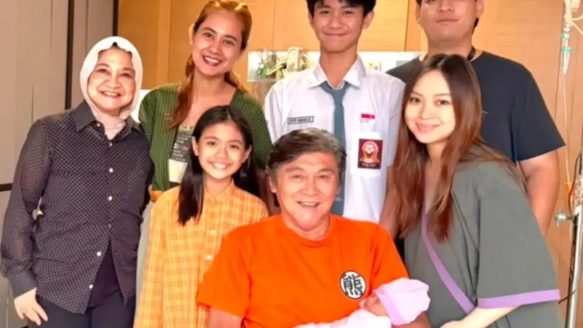 Willy Dozan bersama keluarga dalam momen kebersamaan bersama Nabilah dan cucu pertamanya. (Instagram/@willydozan777)