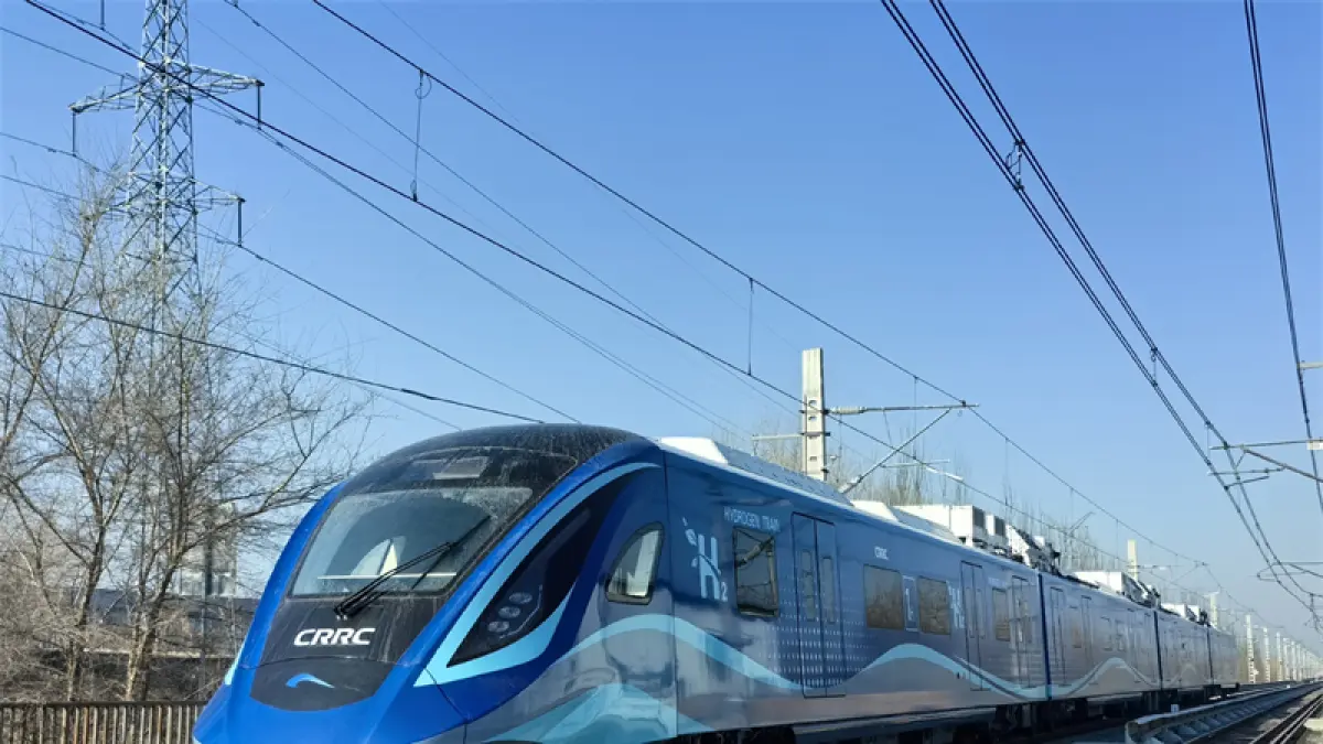 Kereta bertenaga hidrogen yang dikembangkan CRRC Changchun menjalani pengujian di China. Teknologi sel bahan bakar hidrogen dikembangkan sebagai alternatif untuk jalur kereta yang belum terelektrifikasi. (China Government) 