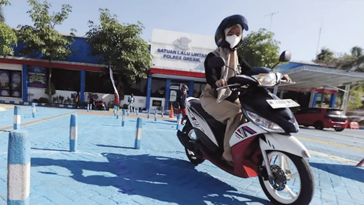KONSENTRASI: Seorang pengendara mengikuti ujian praktek SIM C. (Dok/JawaPos.com)
