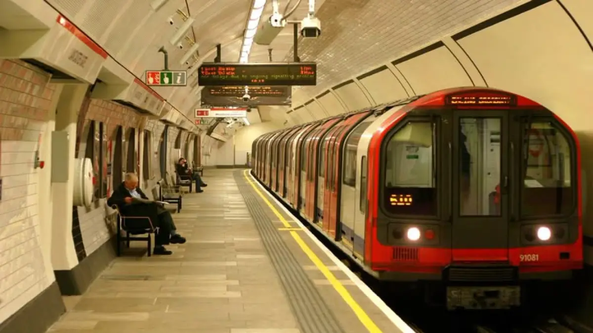 Metropolitan Railway menjadi cikal bakal London Underground dan mulai beroperasi pada 10 Januari 1863. Kereta awalnya menggunakan lokomotif uap sebelum jaringan bawah tanah London beralih ke tenaga listrik. (Pinterest)