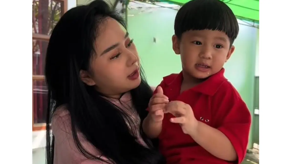 Potret Denise Chariesta dan sang putra Jeden. (Tiktok Denise Chariesta)