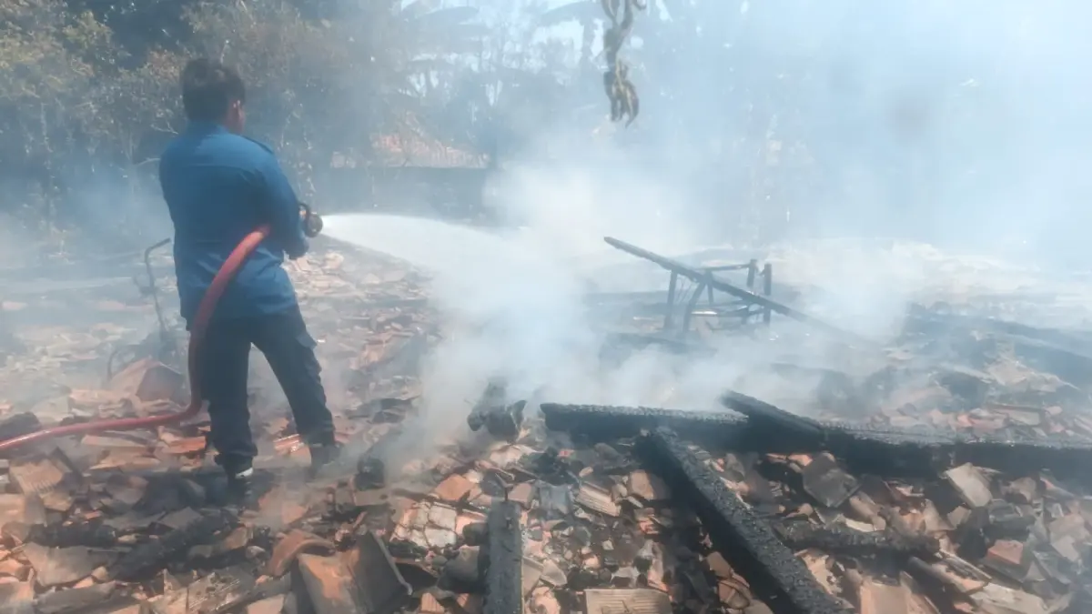 Rumah warga di Desa Ngleses, Juwangi, Boyolali, terbakar saat ditinggal bekerja. (Dok. Damkar Boyolali)