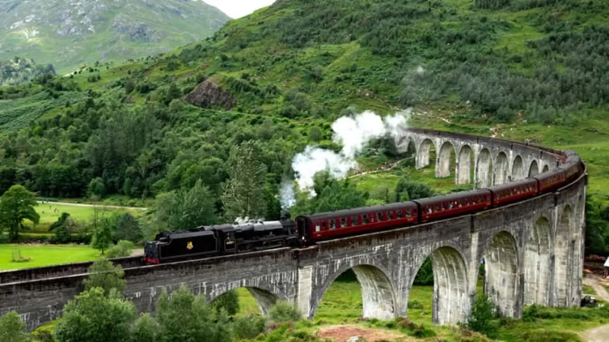 The Jacobite Steam Train melintasi Glenfinnan Viaduct di Scottish Highlands. Jalur ini semakin terkenal setelah menjadi salah satu lokasi pengambilan gambar film Harry Potter. (Pinterest)