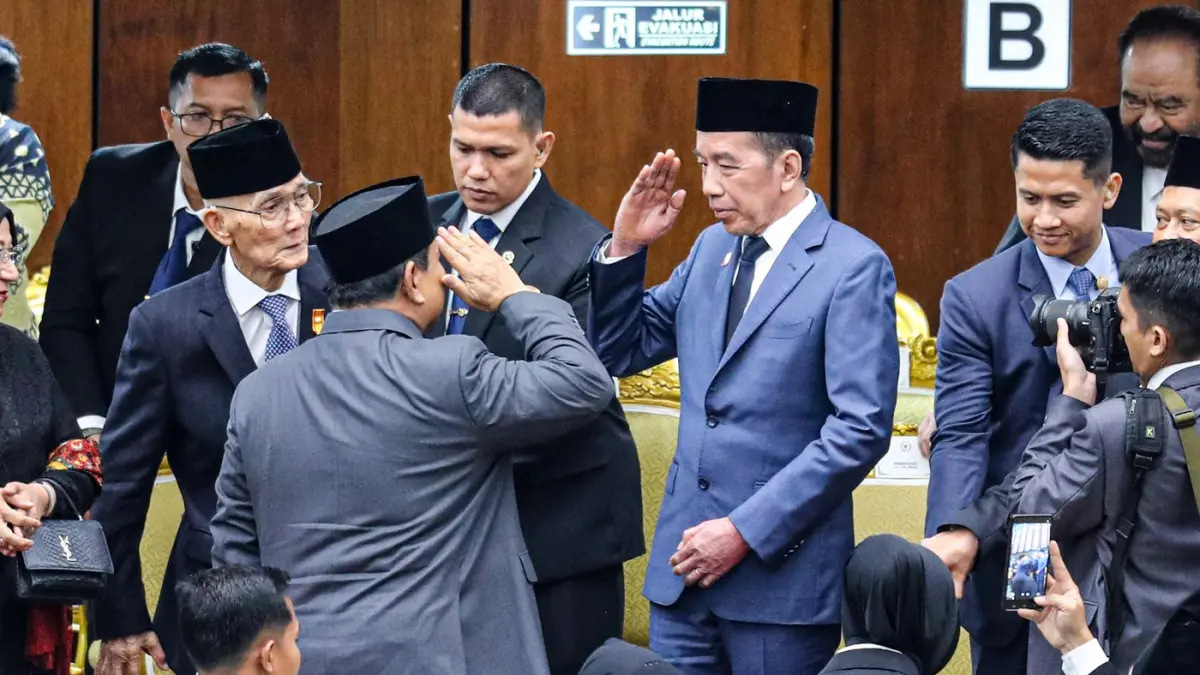 Presiden RI Prabowo Subianto (kiri) memberikan hormat kepada Presiden RI ke 7 Joko Widodo (kanan) usai menyampaikan pidato kenegaraan pada Sidang Tahunan MPR dan Sidang Bersama DPR - DPD Tahun 2025 di Gedung Nusantara, Kompleks Parlemen, Senayan, Jakarta, Jumat (14/8/2025). (Salman Toyibi/ Jawa Pos)