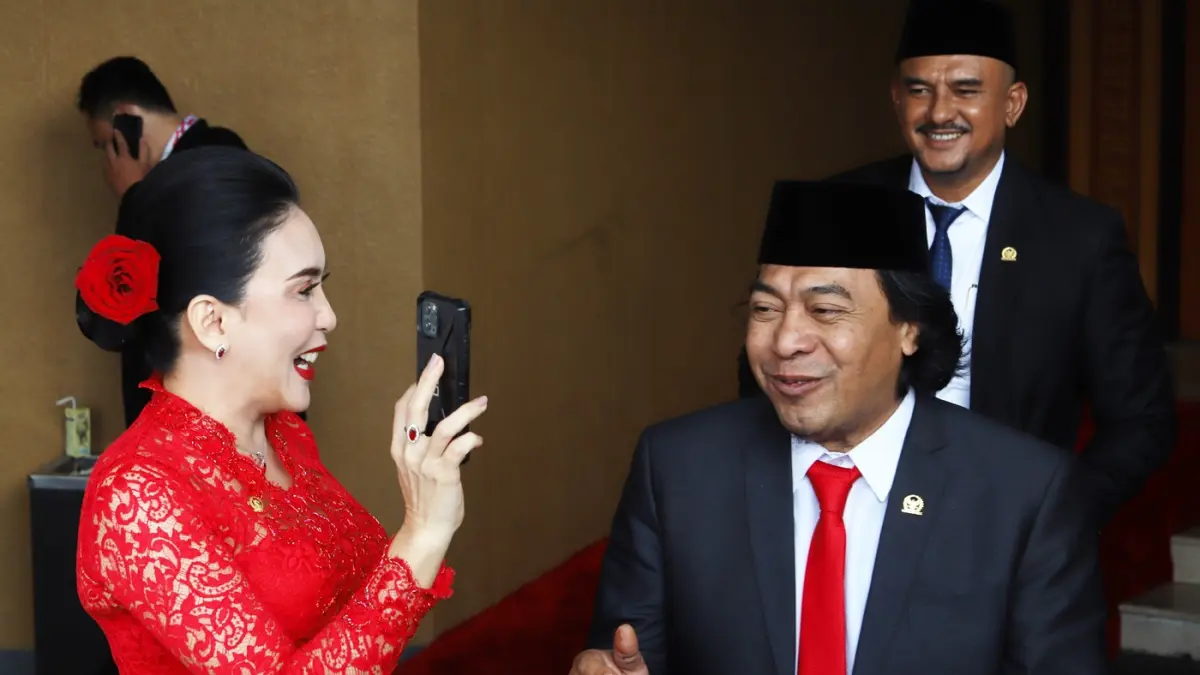 Anggota DPD 2024-2029 Alfiansyah alias Komeng bersama Anggota DPR Rieke Diah Pitaloka. (Dery Ridwansah/JawaPos.com)