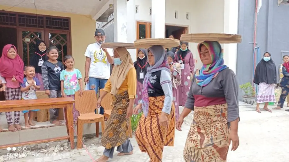 Lomba 17 Agustus selalu punya cara membuat orang dewasa kembali seru-seruan seperti anak-anak. (Pinterest)