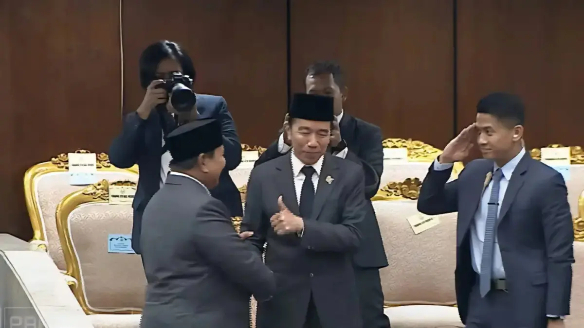 Momen Presiden ke-7 RI Joko Widodo (Jokowi) memberikan acungan jempol kepada Presiden Prabowo Subianto usai pidato kenegaraan di Kompleks Parlemen, Senayan, Jakarta, Jumat (14/8). (TV Parlemen)