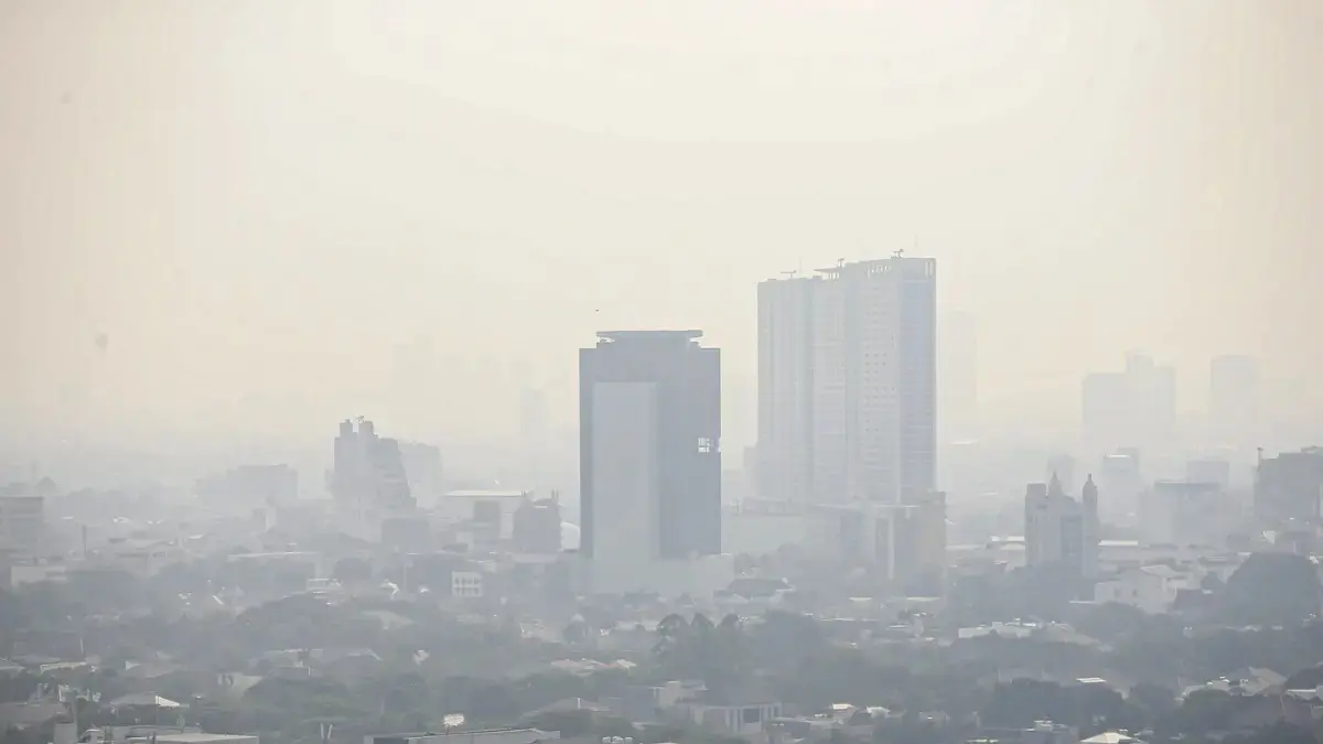 Polusi udara menyelimuti langit jakarta terlihat dari kawasan Sudirman, Jakarta, Rabu (5/8/2026). (Salman Toyibi/Jawa Pos)