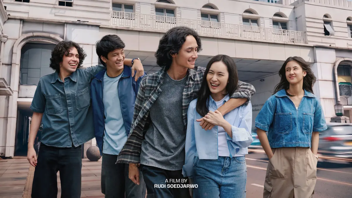 Samo Rafael, Theo Surrple, Razi Zu, Shanna Shannon, dan Keisya Levronka dalam film Dan Bandung. (Instagram@/filmdanbandung)