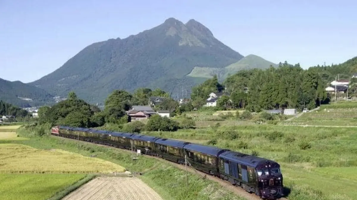Seven Stars in Kyushu merupakan kereta wisata mewah milik JR Kyushu yang membawa penumpang menjelajahi berbagai wilayah Pulau Kyushu dengan fasilitas layaknya hotel berjalan (pinterest)