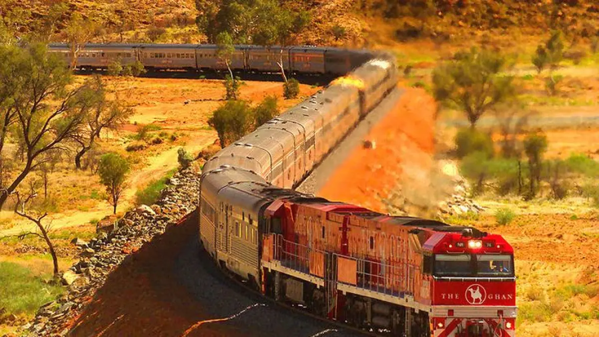 The Ghan melintasi pedalaman Australia dalam perjalanan antara Adelaide dan Darwin. Kereta ini menawarkan perjalanan wisata jarak jauh dengan pemandangan khas Outback Australia. (Pinterest)