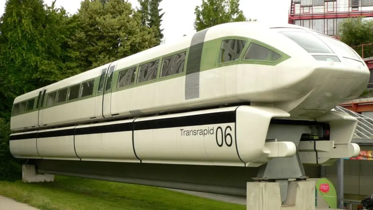 Transrapid merupakan teknologi kereta maglev yang dikembangkan di Jerman dan kemudian menjadi dasar teknologi yang digunakan pada Shanghai Maglev di China. (Pinterest)