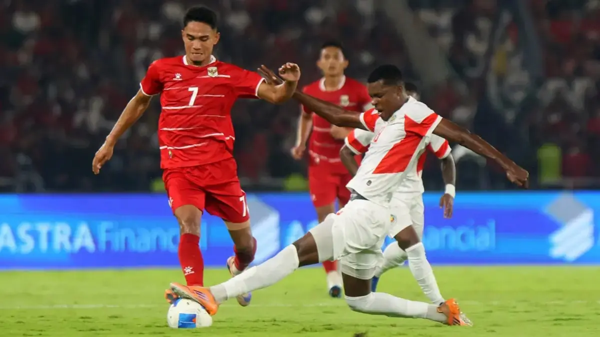 Aksi Marselino Ferdinan saat Timnas Indonesia melawan Mozambik di Stadion Utama Gelora Bung Karno (SUGBK), Jakarta, Selasa (9/6/2026) malam WIB. Marselino Ferdinand harus menjalani operasi akibat cedera lutut. Dalam delapan bulan, pemain 21 tahun itu menjalani dua kali operasi. (Dery Ridwansyah/JawaPos.com)