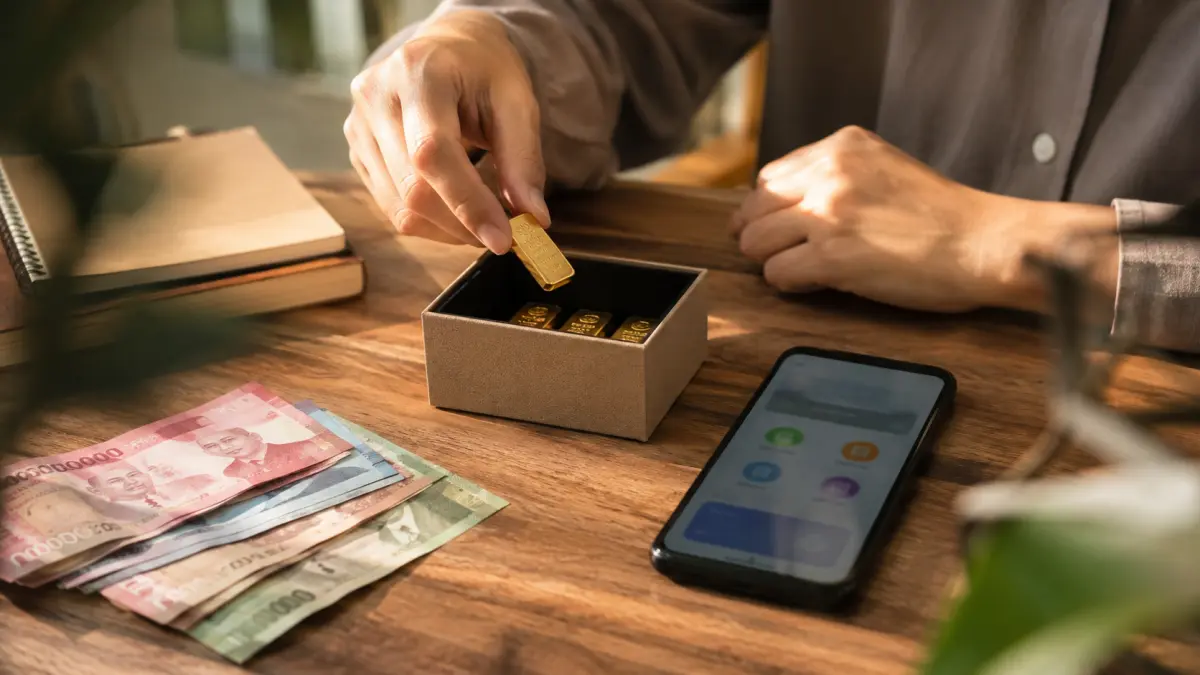 Emas menjadi salah satu pilihan untuk menyimpan uang agar tidak mudah terpakai untuk kebutuhan sehari-hari. (AI Generated)