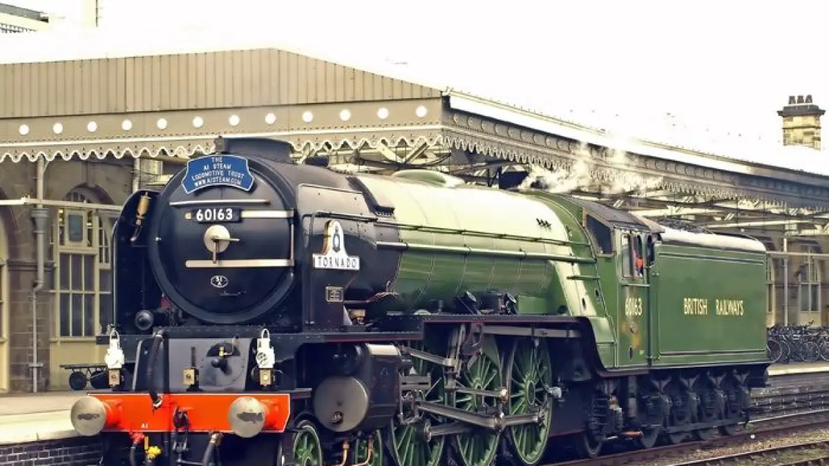 Tornado bukan lokomotif uap dari masa lalu. Ia justru dibangun di era modern dari nol, berdasarkan desain Peppercorn A1 yang sudah lama menghilang. Sempat mencapai 100 mph, Tornado membuktikan bahwa teknologi lama masih bisa kembali ke jalur (pinterest)