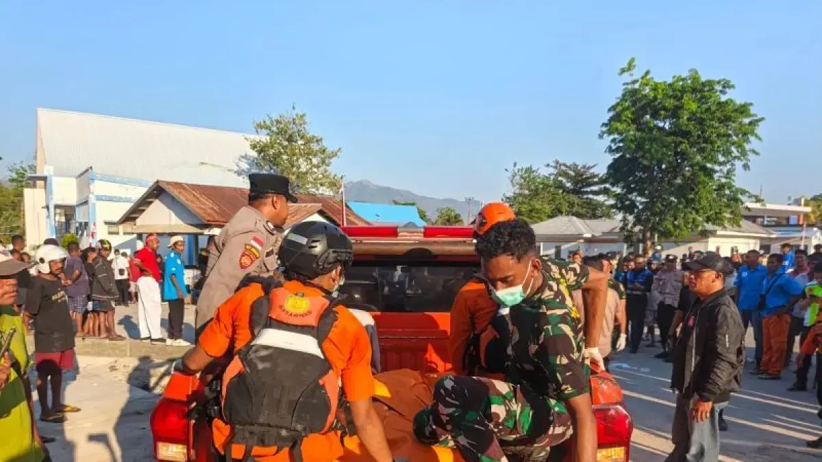 Jajaran Kodam IX/Udayana saat membantu proses evakuasi warga terdampak gempa bumi di NTT, Sabtu (15/8/2026). (ANTARA/HO-Kodam IX/Udayana)