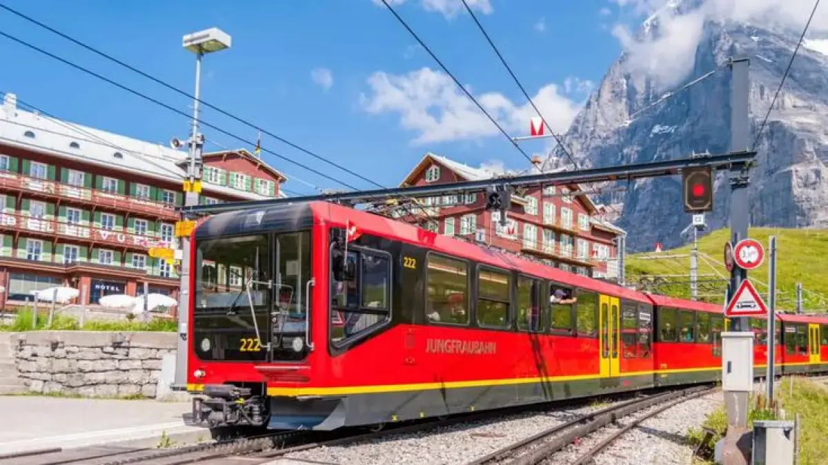 Kereta menuju jantung Pegunungan Alpen! Jungfraubahn membawa penumpang dari Kleine Scheidegg menuju Jungfraujoch, melewati terowongan di dalam gunung hingga mencapai ketinggian sekitar 3.454 meter. (Pinterest)