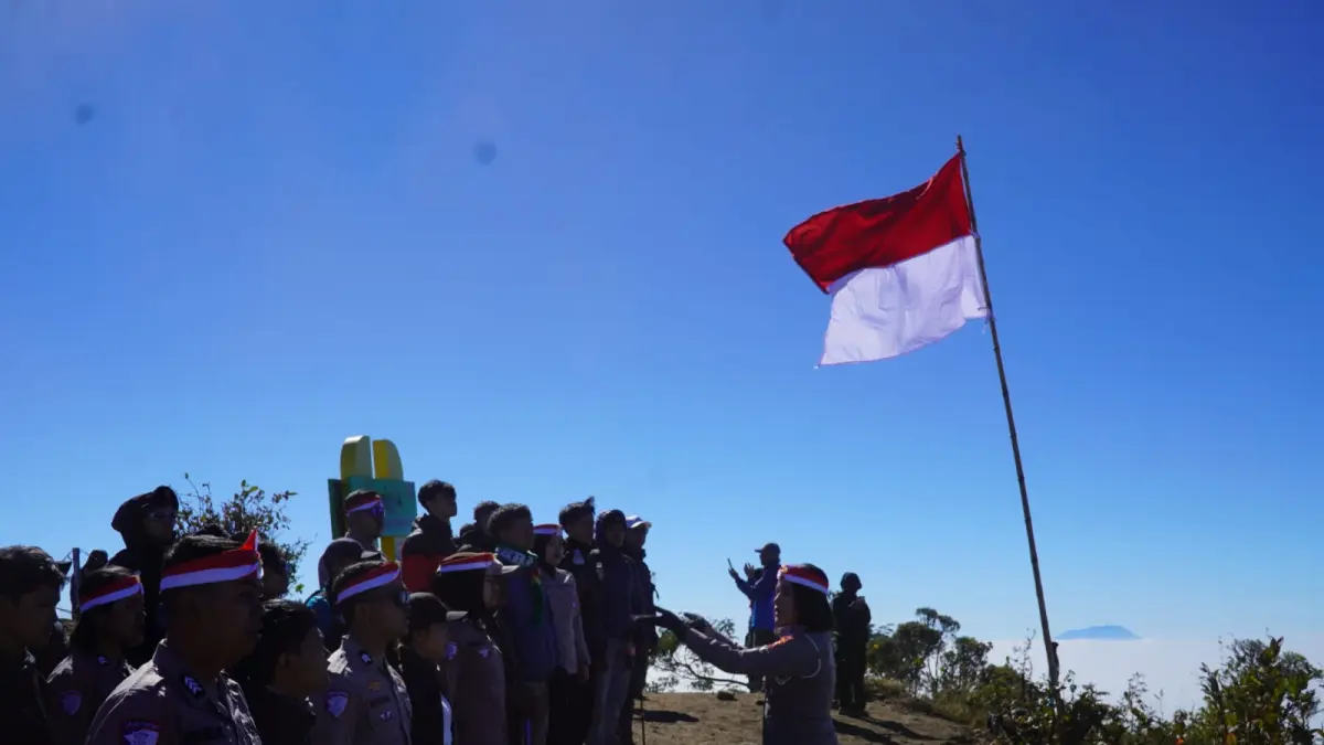 12 anggota Satlantas Polres Boyolali kibarkan Merah Putih di Puncak Merbabu 3.145 mdpl dan sebar imbauan Karhutla. (Istimewa for Raso)