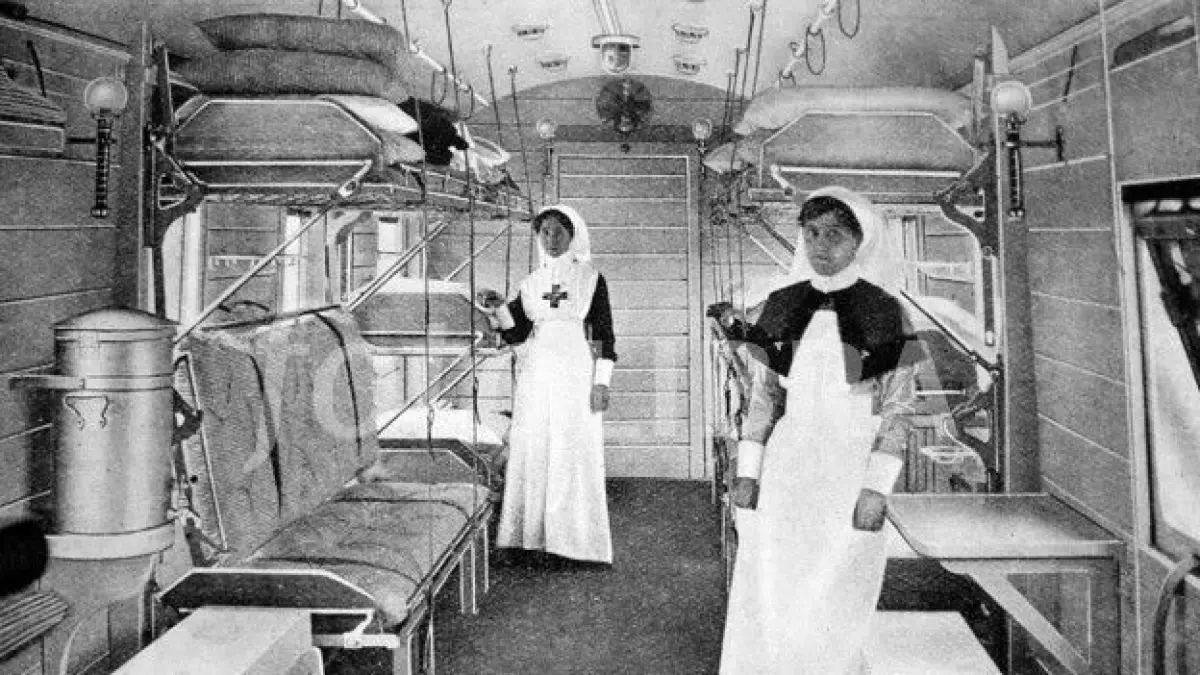 Bagaimana kalau rumah sakit bisa berjalan di atas rel? Hospital train atau kereta rumah sakit pernah digunakan untuk mengevakuasi dan merawat tentara yang terluka, terutama dalam berbagai perang besar sejak abad ke-19. (Pinterest)