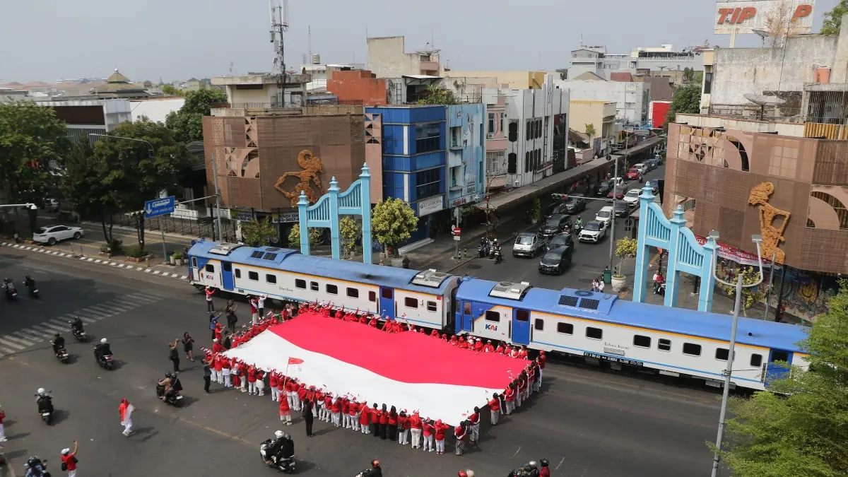 Dalam rangka memperingati HUT RI ke-81, 150 lansia bentangkan bendera raksasa di Perempatan Ngarsopuro Solo, Senin (17/8/2026). (ARIEF BUDIMAN/RADAR SOLO)