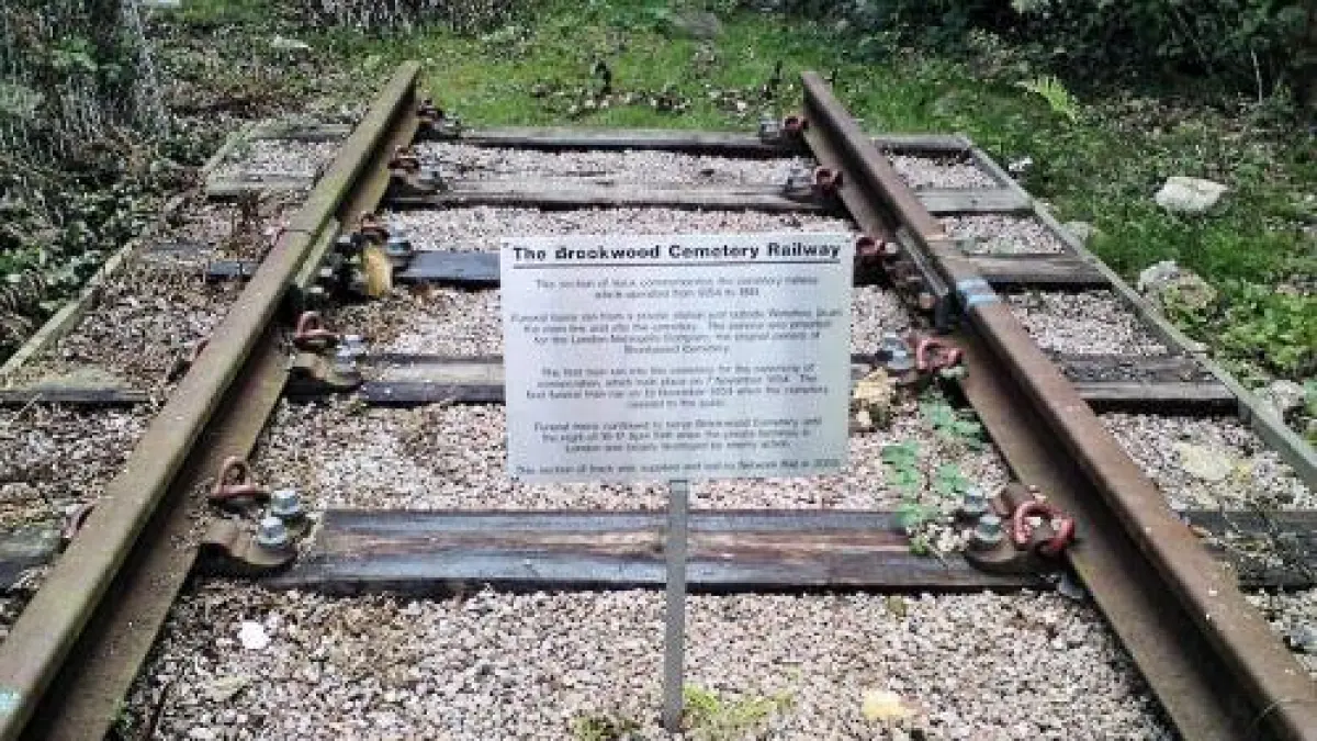 Kereta api ternyata pernah memiliki perjalanan yang sangat berbeda: membawa jenazah menuju pemakaman. Di London abad ke-19, bahkan ada jalur khusus yang menghubungkan kota dengan Brookwood Cemetery. (London Necropolis Railway)