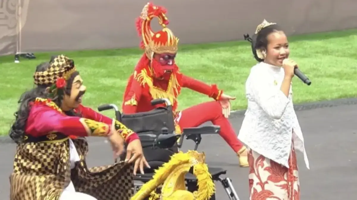 Savia Aulia, sinden cilik disabilitas yang berhasil tampil sangat baik di Istana Merdeka, Jakarta, dalam peringatan HUT ke-81 RI. (YouTube: Sekretariat Presiden)