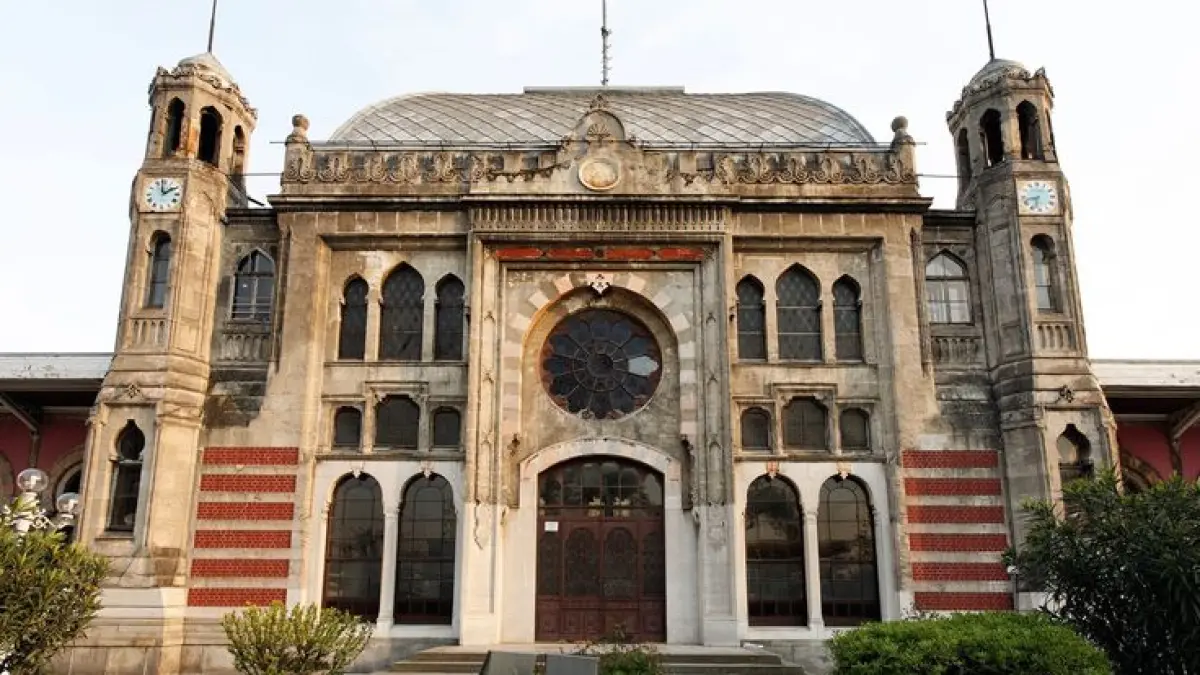 Di sinilah perjalanan legendaris Orient Express pernah berakhir. Sirkeci Station di Istanbul menjadi terminus kereta yang menghubungkan Eropa dengan Konstantinopel dan ikut menjadi bagian dari sejarah perjalanan kereta paling terkenal di dunia. (Pinterest) 