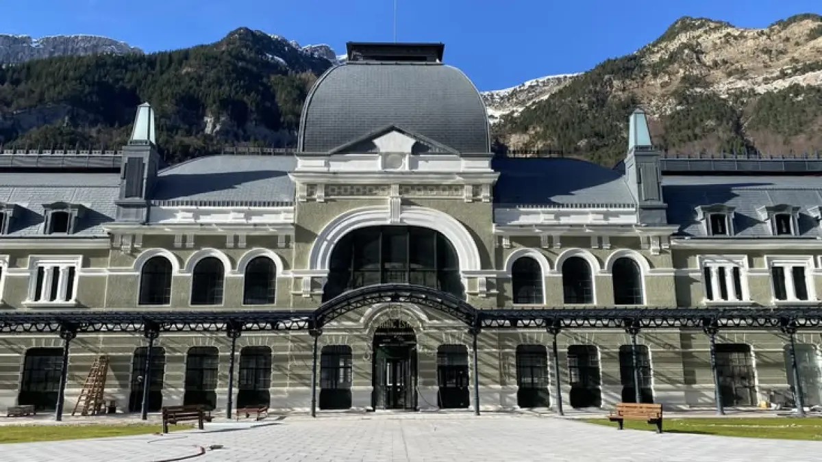 Dulu menjadi gerbang kereta antara Spanyol dan Prancis, kini berdiri sebagai bangunan bersejarah di Pegunungan Pyrenees. Canfranc pernah ditinggalkan setelah jalur internasionalnya ditutup, sebelum akhirnya menemukan kehidupan baru.(Pinterest)