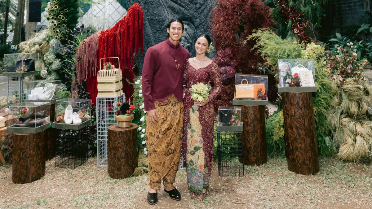 Hana Malasan dan Sean Gelael dalam momen lamaran yang digelar bersama keluarga di Bandung. (Instagram/@hanamalasan)