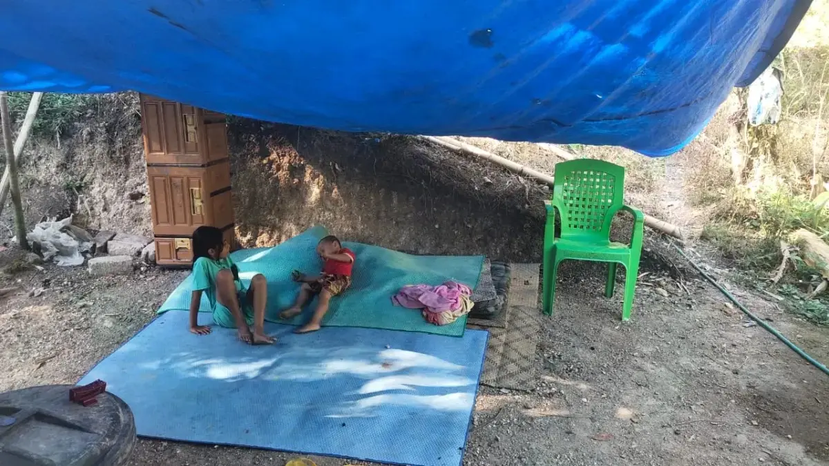 Inka (7) dan Davin (2), kedua anak pasangan Nikolaus (38) dan Endak (32), saat beristirahat di tenda yang terbuat dari terpal di belakang rumahnya yang rusak akibat gempa yang menghantam sejumlah wilayah di Provinsi NTT. (istimewa).