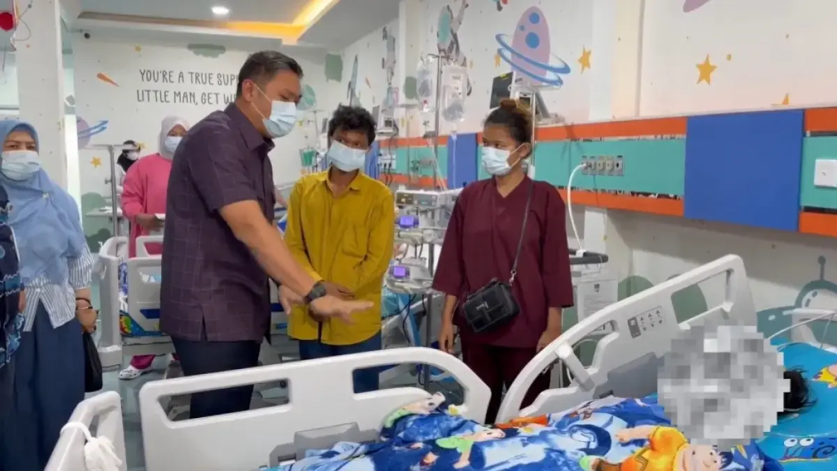 Kepala BGN Sudaryono saat menjenguk siswa keracunan di RS Haji Medan, Sumut, Minggu (16/8). (Istimewa).