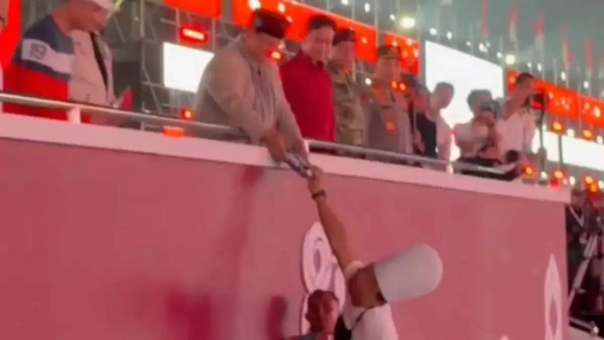 Momen Kepala BGN Sudaryono memberikan ompreng MBG ke Presiden Prabowo Subianto di momen puncak Kemerdekaan HUT RI ke-81 di kawasan Monas, Jakarta, Senin (17/8). (Tangkapan Gambar Video BGN)