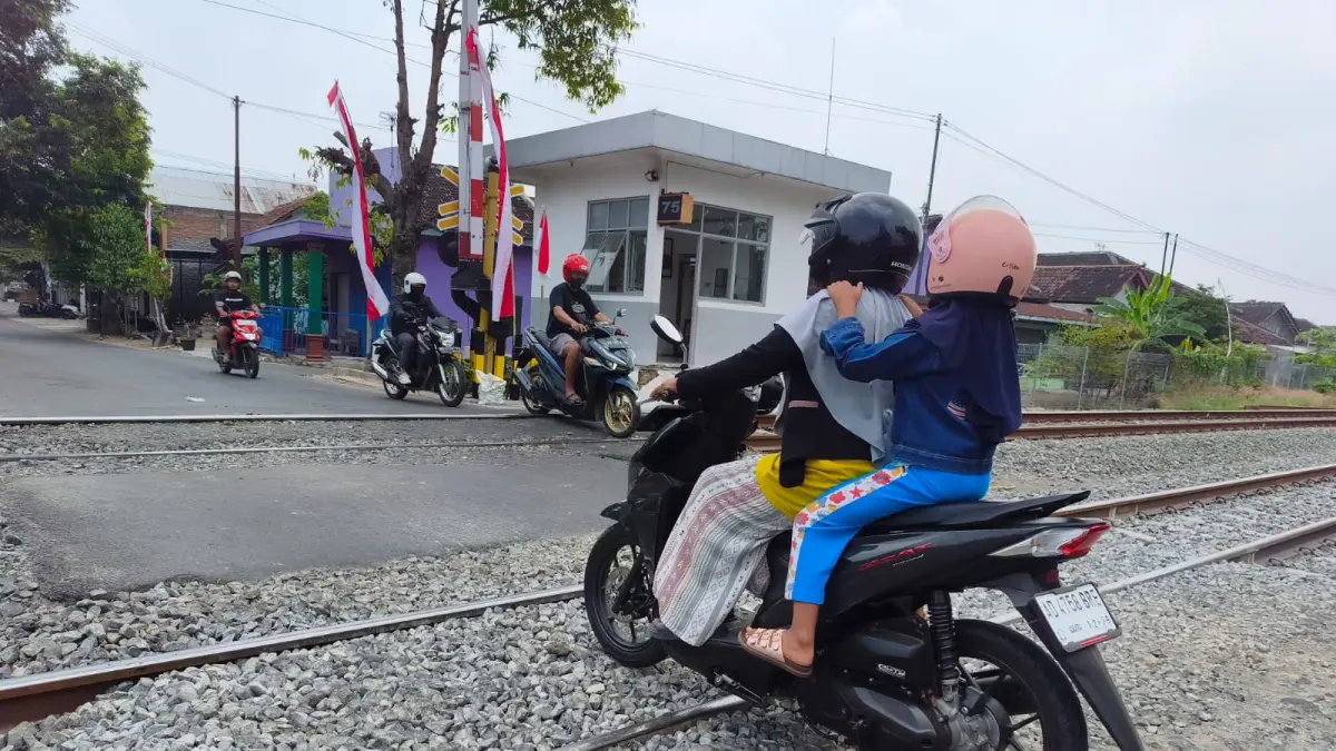 Perlintasan sebidang Gambiran, Sine, Sragen masih dibiarkan berbatu setelah lebih dari sepekan diperbaiki. (Ahmad Khairudin/solobalapan.com)