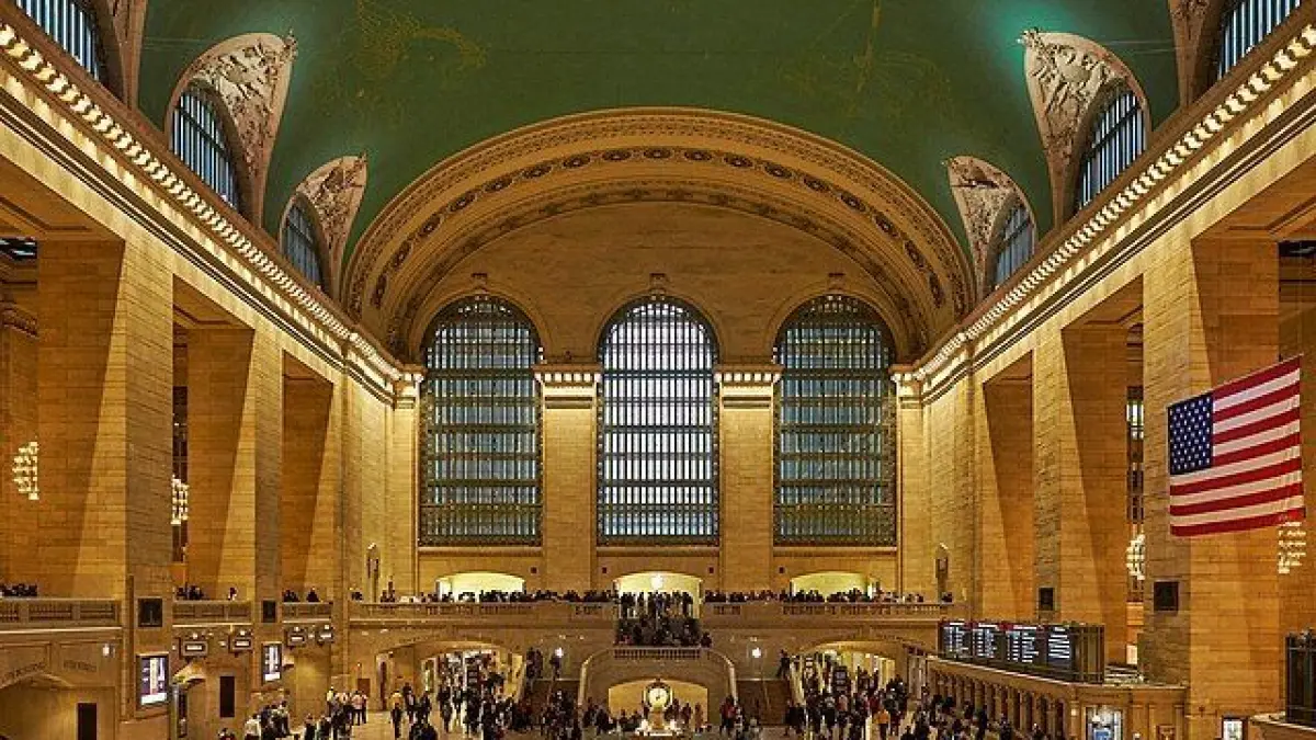 Pernah membayangkan menunggu kereta di bawah langit penuh bintang? Di Grand Central Terminal, New York, langit-langit aula utamanya dihiasi gambaran rasi bintang yang membuat stasiun ini terasa seperti istana.(Pinterest)