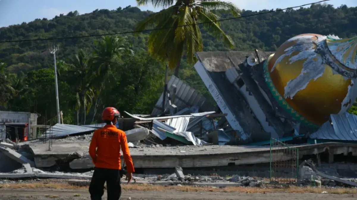 Petugas SAR melakukan pencarian korban di lokasi terdampak bencana alam yang berada di Kampung Waso, Desa Satar Kampas, Kecamatan Lamba Leda Utara, Kabupaten Manggarai Timur. (Basarnas)

