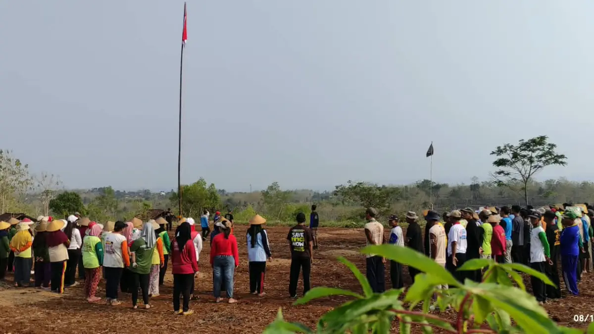Puluhan petani Watangrejo Wonogiri upacara HUT ke-81 RI di calon lokasi pabrik semen demi jaga ruang hidup, Senin (17/8/2026). (Iwan Adi Luhung/Radar Solo)