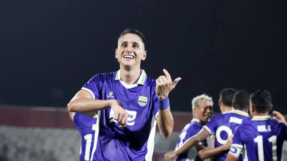 Selebrasi Luka Menalo saat cetak gol untuk Persib Bandung ke gawang Sabah FC. Simak jadwal Persib vs Bali United di Dewata Challenge Series 2026. (Dok. Persib)