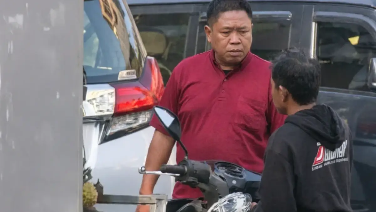 Viral Pengemudi Alphard Hancurkan Motor Ojol Pakai Batu di Bintaro.
