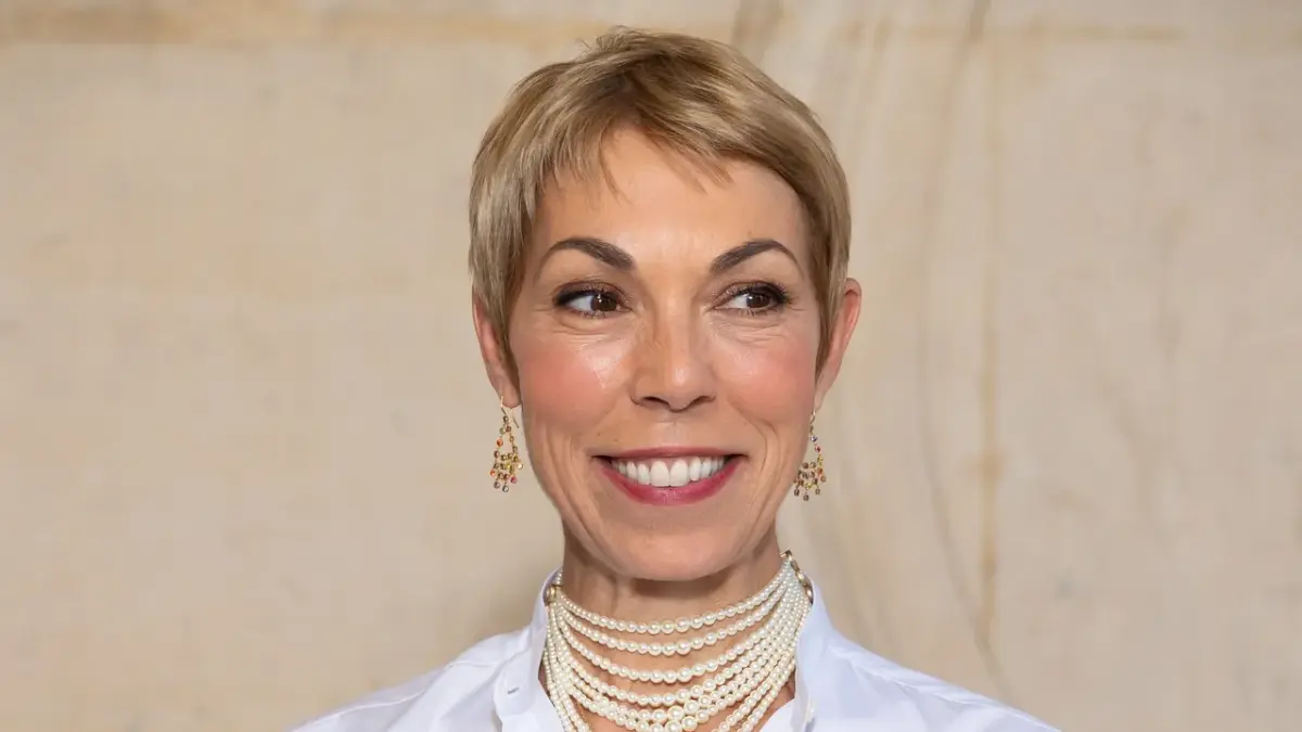 Mathilde Favier, Direktur Public Relations Christian Dior Couture, meninggal dunia dalam kecelakaan mobil di Prancis pada 17 Agustus 2026. Selama lebih dari satu dekade, ia menjadi salah satu sosok penting di balik hubungan Dior dengan para selebritas. (Vogue)