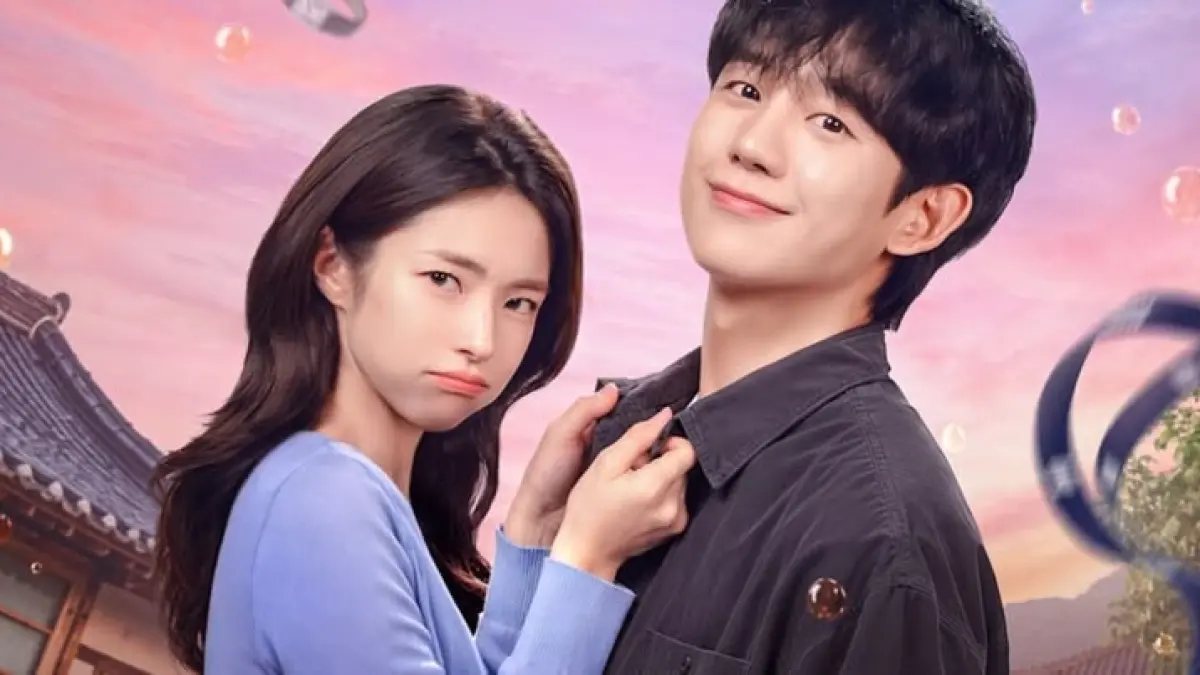 Dari posisi kelima langsung naik ke nomor satu! 👀 Our Sticky Love yang dibintangi Jung Hae-in berhasil memimpin daftar Netflix TV Non-English pada minggu keduanya. Apa yang membuat drama ini begitu diminati? (Pinterest)