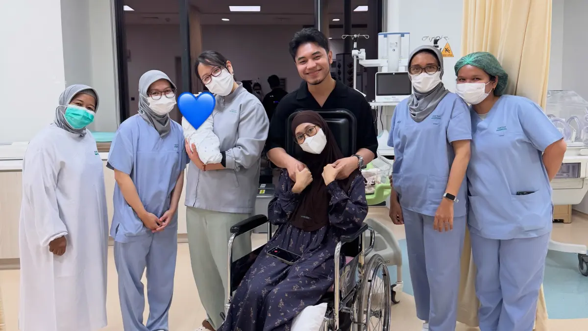 Fiki Naki dan Tinandrose bersama tim medis setelah Zeia Zartasha Janna menyelesaikan 24 hari perawatan di NICU. (Instagram/@fikinakii)