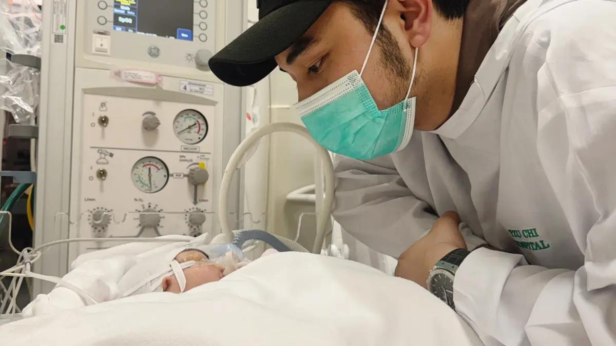 Fiki Naki menemani putrinya, Zeia Zartasha Janna, selama menjalani perawatan di NICU. (Instagram/@fikinakii)
 