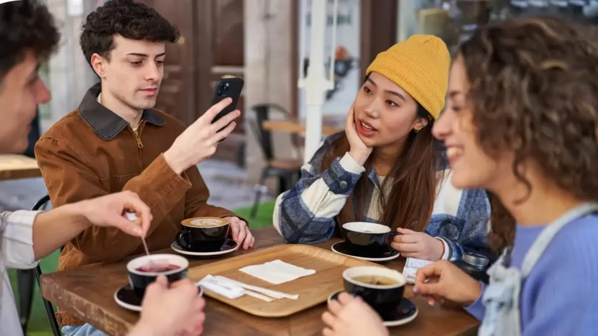 Gaya hidup Gen Z gemar ngopi hingga Rp50 ribu dan aktif TikTok-an capai 27% populasi. Perilaku konsumtif ini sukses dongkrak ekonomi F&B, ritel, dan percepatan digitalisasi RI.